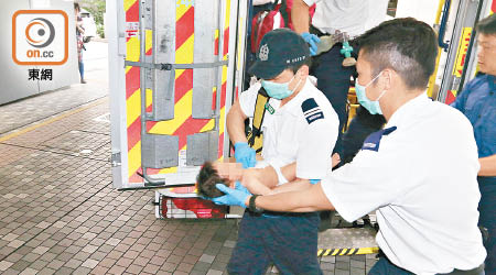 救護員不停為男嬰進行急救。（馮裕亨攝）