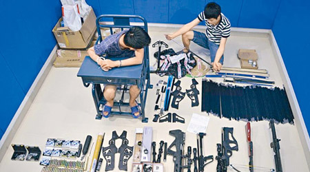 內地警方檢獲大批槍枝及子彈等武器。（互聯網圖片）