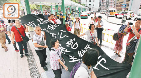 多個關注團體包括長者及家庭主婦，共二百五十人響應抗議買貴餸遊行。（何天成攝）