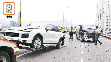 肇事保時捷被拖走，客貨車亦嚴重毀壞。（趙瑞麟攝）