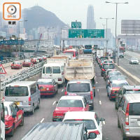 東區走廊因車禍大塞車。（讀者提供）