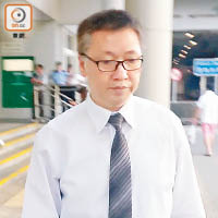 立法會保安馮錦權表示當時將被告由枱上拉下來。