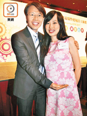 樂善堂常務總理蘇裕康（左）太太廖嘉麗佗緊B女。