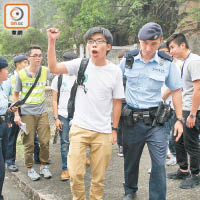 警員將黃之鋒等五名香港眾志成員制服及拘捕。（冼耀華攝）