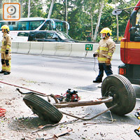 密斗貨車車頭嚴重損毀，車轆連軸甩脫。（林珮淇攝）