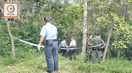 警員在老翁伏屍的山邊搜查。（曾志恒攝）