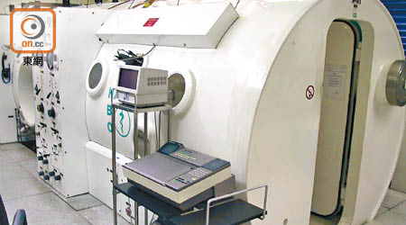 一氧化碳中毒的病人可送到昂船洲的高壓氧治療艙進行減壓治療。