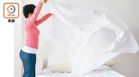 專家呼籲多清洗床單和梳化套，避免塵蟎孳生。（資料圖片）