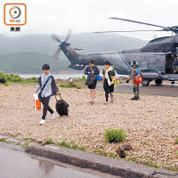 直升機救走露營人士。