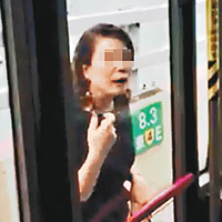 敲車門企圖與車長對話。