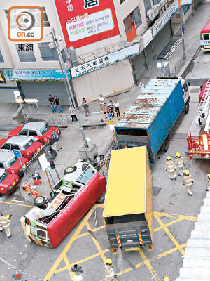 小巴遭撞翻側，密斗貨車續衝前撞上貨櫃車。（賴南秋攝）