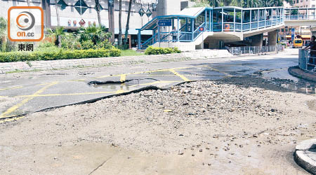 現場路面隆起並滿布沙泥。（黃君堡攝）