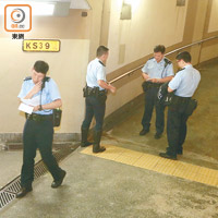 警方在行人隧道內調查。（梁志雄攝）