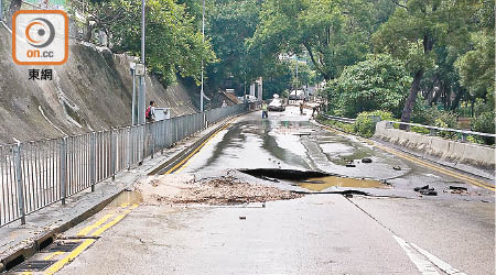 路面龜裂（圖），鹹水不斷由地底湧出。