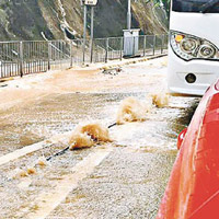 鹹水不斷由地底湧出。（網民Junnie Fan攝）