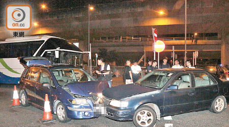 被偷私家車逆線撞向另一輛私家車。（麥少峰攝）