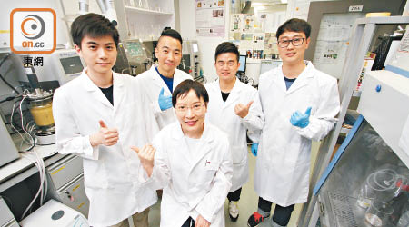 連思琪（坐下者）與研究團隊經過多番努力，成功將廚餘轉化成聚乳酸（PLA）。