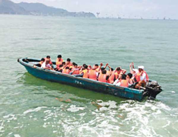 一行25人假難民自駕艇攻港