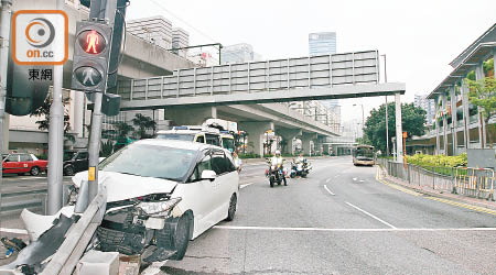 肇事七人車衝上安全島撞燈柱。（賴南秋攝）