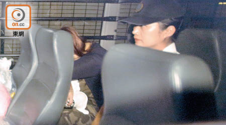 被告李淑冰（左）被裁定搶劫罪表證成立，由囚車押走。