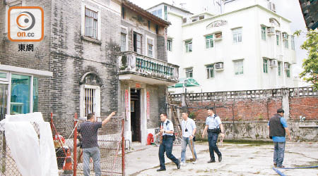 警員到三級歷史建築的大旗嶺村一一二號古舊村屋調查。（文健雄攝）