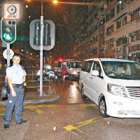 警員在土瓜灣道調查七人車。（沈厚錚攝）