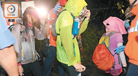 多名行山客由救援人員協助離開。（馮裕亨攝）