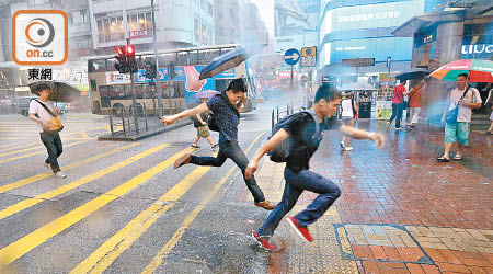 黃雨下，沒有帶遮的市民極為狼狽。<br>（陳章存攝）