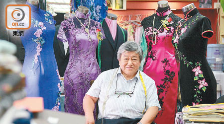 文師傅形容縫製旗袍為其畢生興趣，現時仍未有退休打算。（朱偉坤攝）
