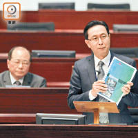 教育局局長吳克儉（後）及馬紹祥出席立法會回應議員緊急質詢。