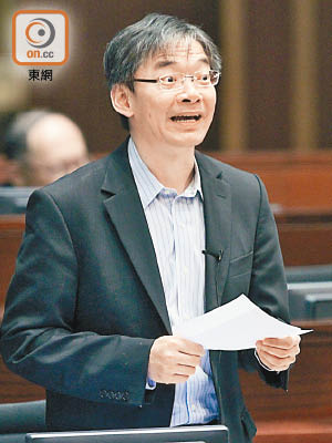 梁家騮被其他議員批評不停問重複嘅問題。