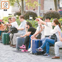 訪港旅客持續下跌，今年首四個月的訪港客較去年同期仍下跌百分之八點八。