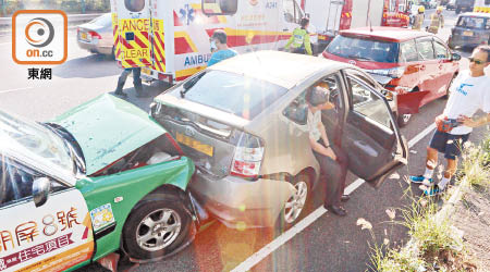 吐露港公路七車相撞，部分車輛嚴重損毀。（趙瑞麟攝）