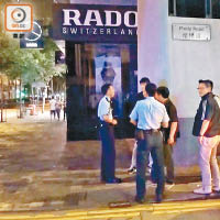 尖沙咀<br>警方在印度兄弟遇劫現場調查。（吳建明攝）