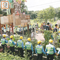 保安員在外圍手拉手築成人鏈，防止示威者進入農地範圍。