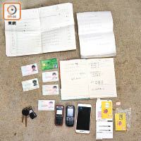 內地警方檢獲包括手機、銀行卡等證物。