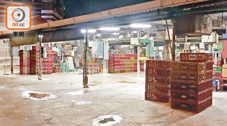 長沙灣家禽批發市場昨晚只有燈光，沒有工人處理活雞批發。（朱先儒攝）