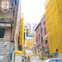 今年四月十九日時，外牆金屬露台被黃色工程網包住。