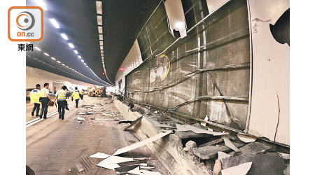 隧道牆大幅圍板被撞至剷起。