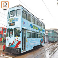 電車公司推出全港首部冷氣電車，昨日起載客試行。（陳德賢攝）