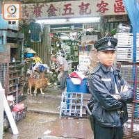 警員封鎖賊人變賣電器的回收店調查。