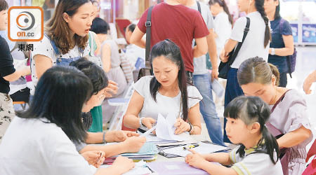 至少三間位於青衣及東涌的小學專程派員到福田為雙非學童註冊。（蘇文傑攝）