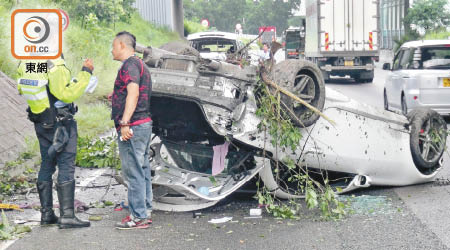 平治跑車車胎纏樹枝，貨車司機協助調查。（吳欽旺攝）