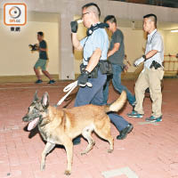 警方出動警犬到場。（林耀康攝）