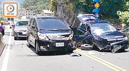 港人司機所駕駛的私家車（右）車頭嚴重損毀。