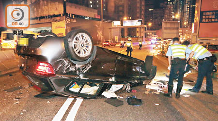 房車失控撞壆翻側，警方到場調查。（張曉楠攝）