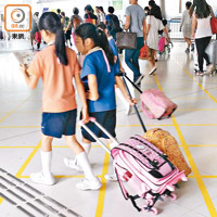 每日有大批跨境雙非學童長途跋涉穿梭中港兩地，對關口造成不少壓力。