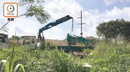 項目分判商昨早派員到場，用吊車清走房協建築廢料。（李月民提供）