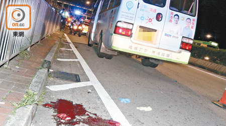 肇事小巴停在路旁，路面遺下血漬。