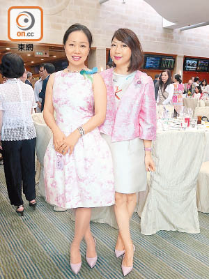 港大校友會挑戰盃賽<br>百仁基金副主席陳寧寧（左）與羅詠詩不約而同以一身粉紅色春裝亮相，好有默契。
